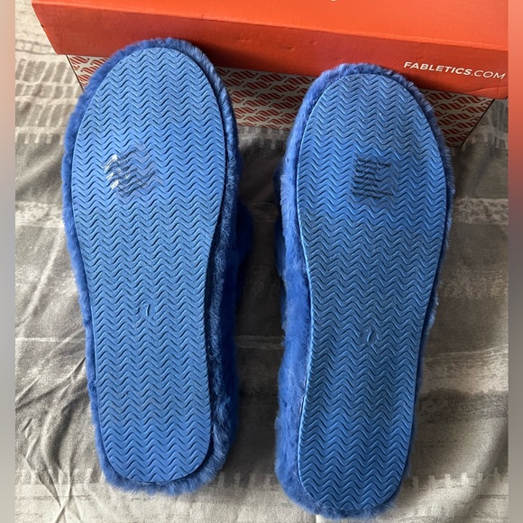 Brand new with box Fabletics Criss Cross slippers - Picture 4 of 6